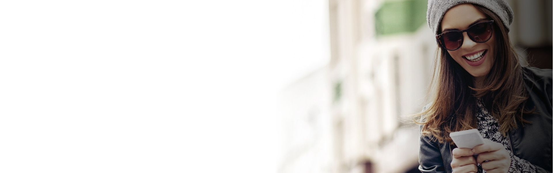 ragazza utilizza il nuovo smartphone